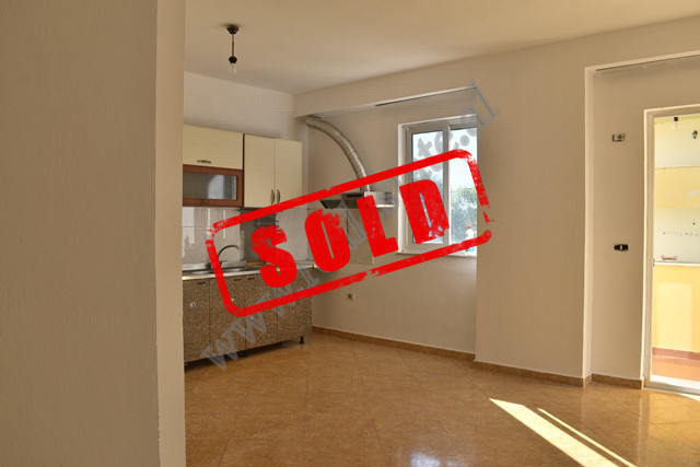 Apartament 1+1 ne shitje ne rrugen Hysen Gjura ne Tirane.
Pozicionohet ne katin e dyte te nje palla